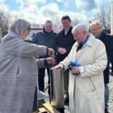 Stiftungsvorsitzende Elisabeth Grümer (r.) und die stellvertretende Fördervereinsvorsitzende des Kinderhospizes, Anja Butschkau, schrauben den Grundstein-Zylinder mit Dokumenten der Zeit zu, im Hintergrund Landrat Bodo Klimpel und Bürgermeister Rajko Kranwanja.