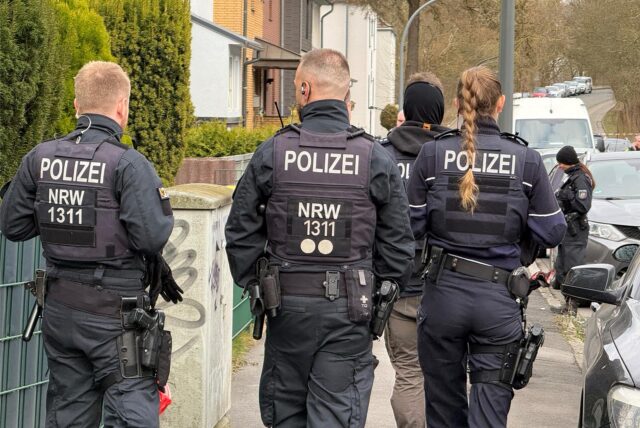 Drei Polizisten am Tatort in Dortmund.