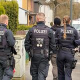Drei Polizisten am Tatort in Dortmund.