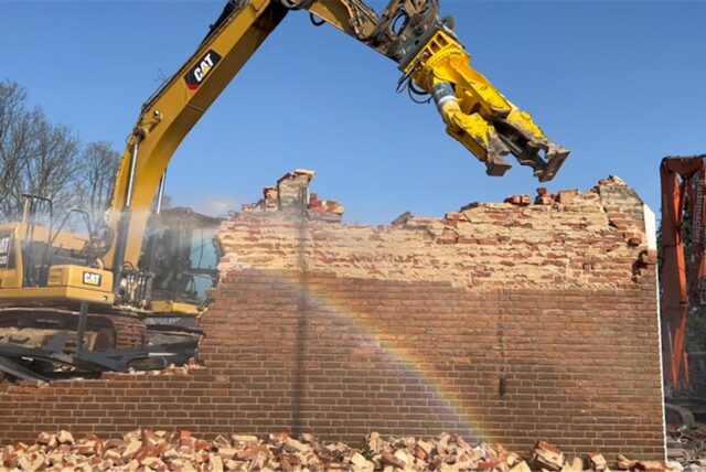 Ein Bagger reißt die Laurentiuskirche in Haltern ab