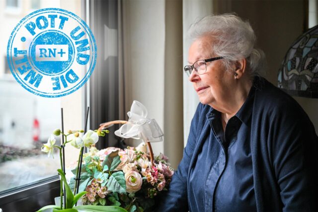 Gerda Horitzky schaut aus dem Fenster ihrer Wohnung in der Dortmunder Nordstadt.