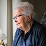 Gerda Horitzky schaut aus dem Fenster ihrer Wohnung in der Dortmunder Nordstadt.