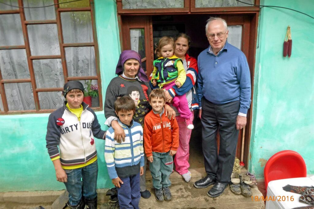 Unermüdlich setzte sich Alfons Lakenberg unter anderem für die Förderung und Unterstützung, die Ausbildung und Unterbringung von Kindern in Rumänien ein.