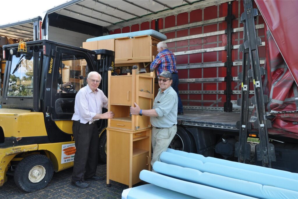 Noch 2019 ging das alte Mobiliar der Senioren-Residenz Castroper Holz über die Ostpreußen-Hilfe in die polnische Kleinstadt Wachok. Alfons Lakenberg und Stiftungsmitglieder Reinhard Biermann verladen die Möbel in den LKW.