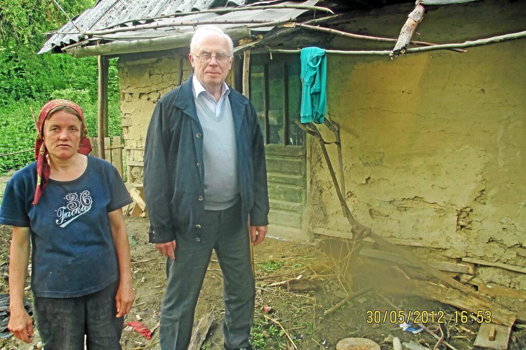 Alfons Lakenberg reiste regelmäßig in die Regionen, für die er mit "Aktionen – Stiftung für Menschen in Not" sammelte. Hier 2008 im Dorf Fundu Racaciuni im Osten von Rumänien.