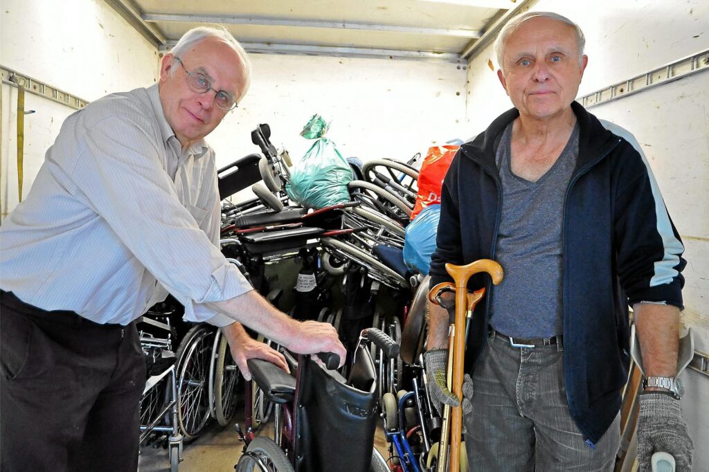 Immer wieder Rollstühle: Alfons Lakenberg (l.) und Karl-Heinz Recke beluden auch 2013 einen LKW.