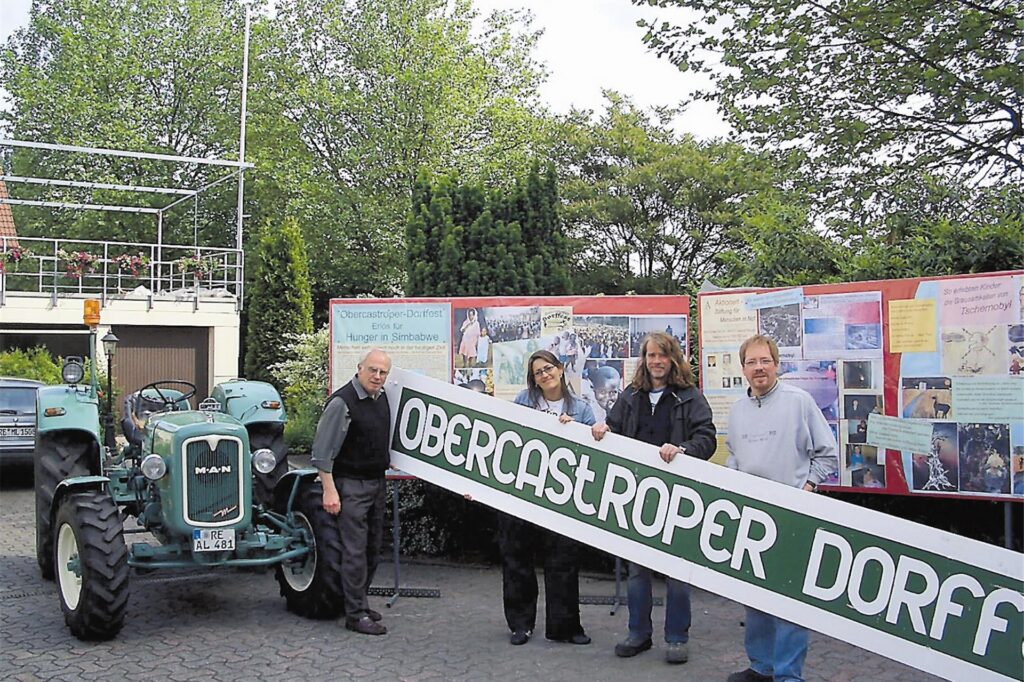 Sogar Helge Schneider (2.v.r.) rührte 2005 die Werbetrommel für das Obercastroper Dorffest.