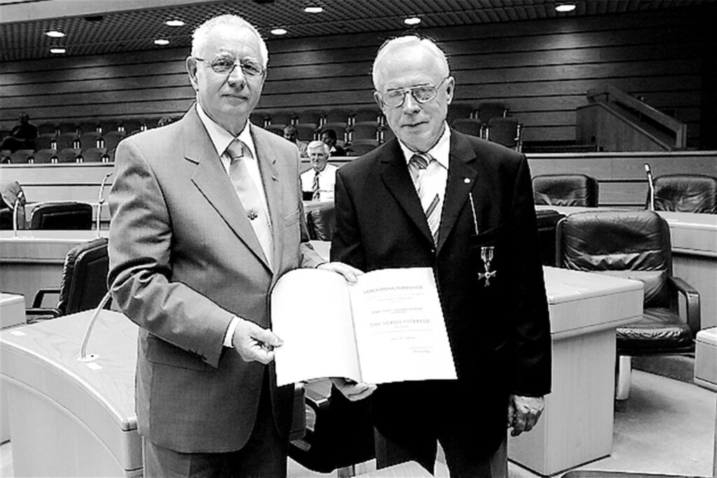 2003 bekam Alfons Lakenberg (r.)  von Bundespräsident Johannes Rau das Bundesverdienstkreuz zuerkannt. Überreicht wurde es ihm im großen Sitzungssaal des Kreishauses in Recklinghausen durch Landrat Hans-Jürgen Schnipper.