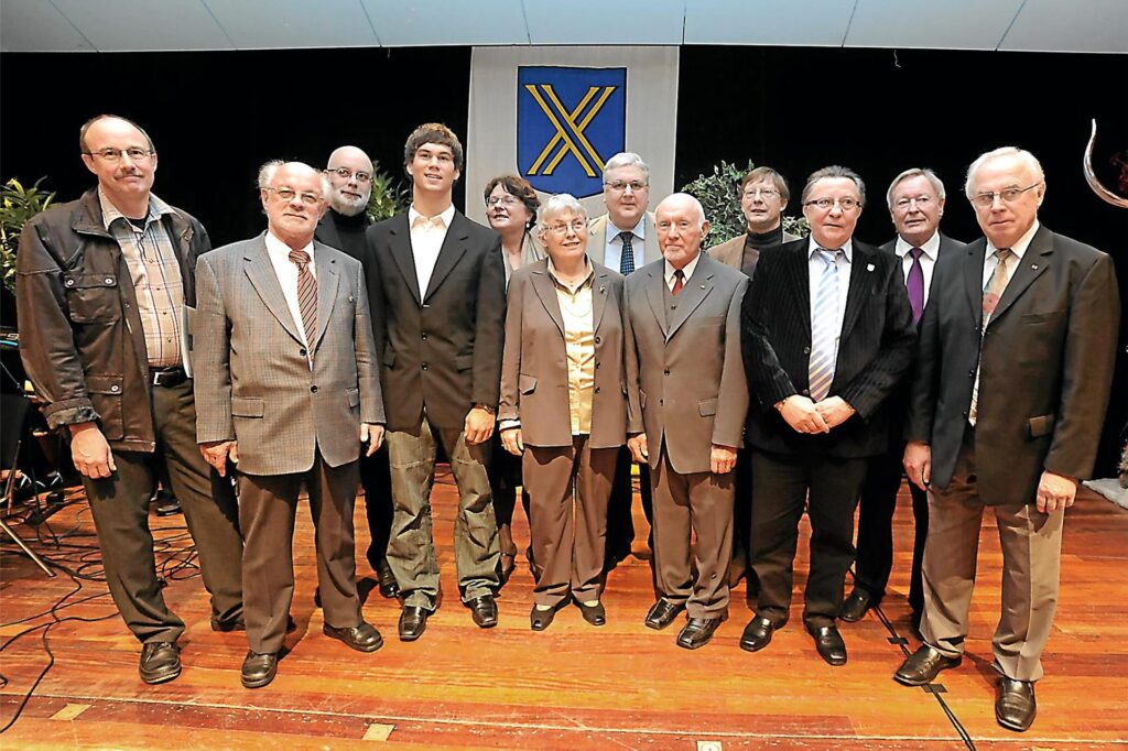2010 bekam Alfons Lakenberg (r.) für sein Engagement die Ehrennadel der Stadt Castrop-Rauxel überreicht.