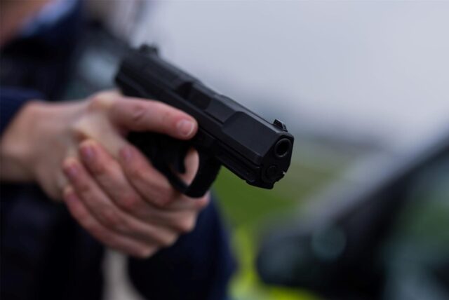 Ein Polizist hält eine Pistole vom Typ Walther P99 in den Händen. (zu dpa: «So viele Tote nach Polizeischüssen wie seit Jahren nicht»)
