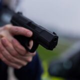 Ein Polizist hält eine Pistole vom Typ Walther P99 in den Händen. (zu dpa: «So viele Tote nach Polizeischüssen wie seit Jahren nicht»)