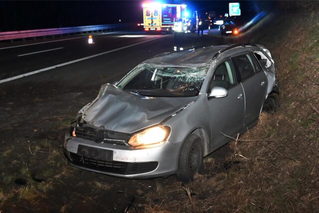 Ein kaputtes Auto steht in einem Straßengraben auf der A31
