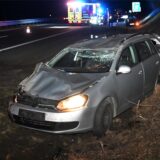 Ein kaputtes Auto steht in einem Straßengraben auf der A31