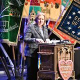 Bundestagspräsidentin Bärbel Bas steht auf der Bühne im Ruhrfestspielhaus an einem Pult mit Mikrofon.