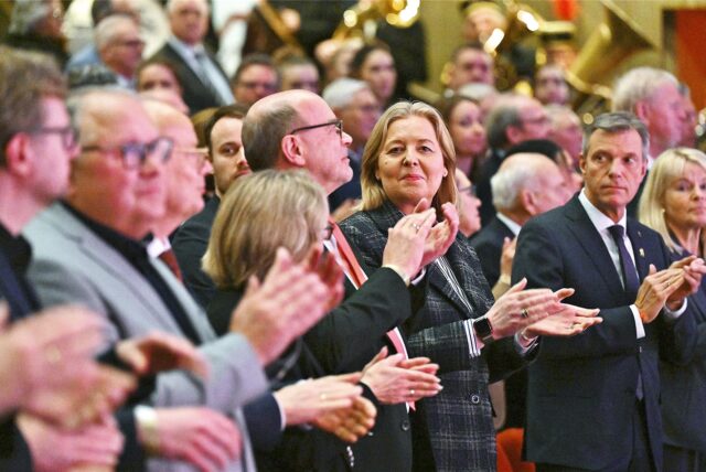 Applaudierende Menschen, die sich von ihren Plätzen im Ruhrfestspielhaus Recklinghausen erhoben haben.