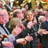 Applaudierende Menschen, die sich von ihren Plätzen im Ruhrfestspielhaus Recklinghausen erhoben haben.