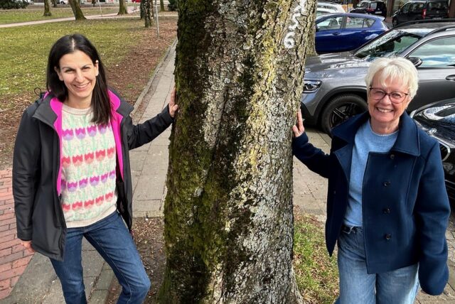 Halten an den Kastanien an der Koeppstraße fest: Sarah Radas (Vorsitzende Grüne-Ratsfraktion) und Ulrike Doebler, 2. stellv. Bürgermeisterin.