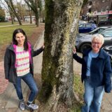 Halten an den Kastanien an der Koeppstraße fest: Sarah Radas (Vorsitzende Grüne-Ratsfraktion) und Ulrike Doebler, 2. stellv. Bürgermeisterin.