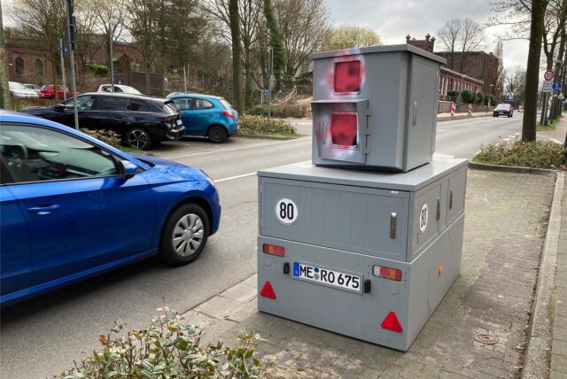 In einer Parklücke in an der Scherlebecker Straße steht ein Panzerblitzer der Stadt Herten, der mit roter Farbe besprüht worden ist.