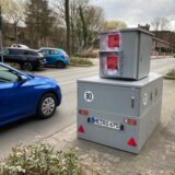 In einer Parklücke in an der Scherlebecker Straße steht ein Panzerblitzer der Stadt Herten, der mit roter Farbe besprüht worden ist.