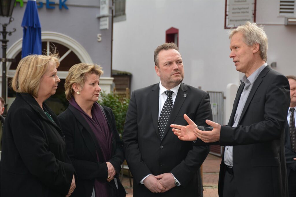 Hannelore Kraft, Sylvia Löhrmann, Bodo Klimpel und Ulrich Wessel im Gespräch vor der Trauerfeier in der Sixtus-Kirche in Haltern