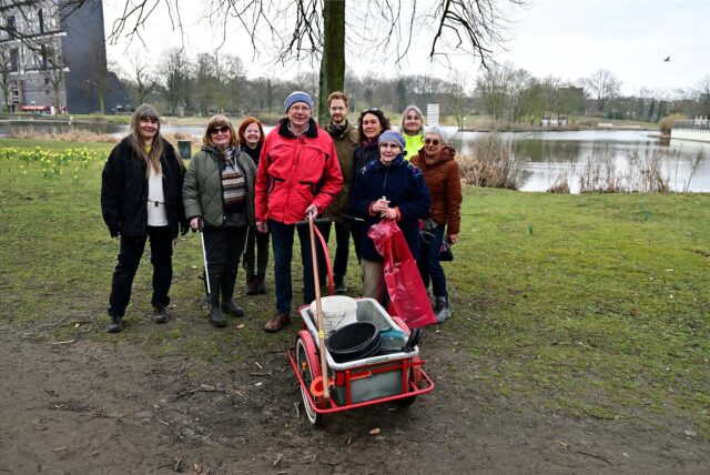 Eine Gruppe des NABU Marl sammelt Müll am Citysee