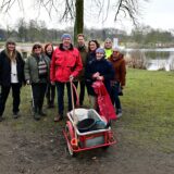 Eine Gruppe des NABU Marl sammelt Müll am Citysee