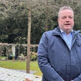 Bodo Klimpel steht im Klassenzimmer, das im Gedenken an die Flugzeugabsturz-Opfer auf dem Sundernfriedhof angelegt wurde.