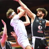 Basketball, 15. März 2025, Vestische Arena, 1. Regionalliga: Citybasket Recklinghausen Ademax Ballers Ibbenbüren 96:102 n. V. Lennard Kaprolat wird von Tim-Felix Bühren gestoppt.