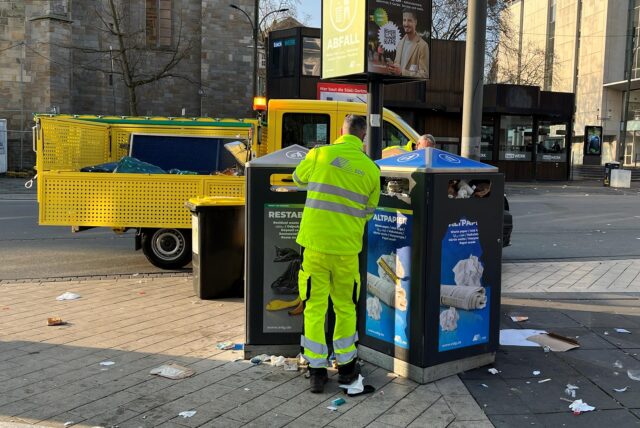 Ein Mitarbeiter der Straßenreinigung der EDG bei der Arbeit in der Dortmunder City.