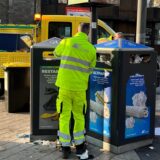 Ein Mitarbeiter der Straßenreinigung der EDG bei der Arbeit in der Dortmunder City.