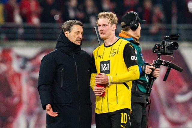 Niko Kovac im Gespräch mit Julian Brandt.