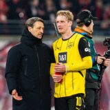 Niko Kovac im Gespräch mit Julian Brandt.