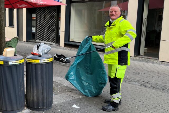EDG-Mitarbeiter räumen Müll in der Dortmunder Innenstadt weg.