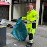 EDG-Mitarbeiter räumen Müll in der Dortmunder Innenstadt weg.