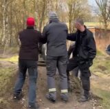 Mehrere Männer nutzen eine Planiermaschine