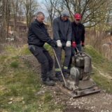 Mehrere Männer des ATV Haltern arbeiten mit einer Planiermaschine