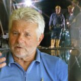 Werner Engelhardt (l.) und Werner Grigo von der RAG in einer Fotomontage vor einem Bild – untertage mit Bergleuten, die vor einer Wasserfläche stehen.