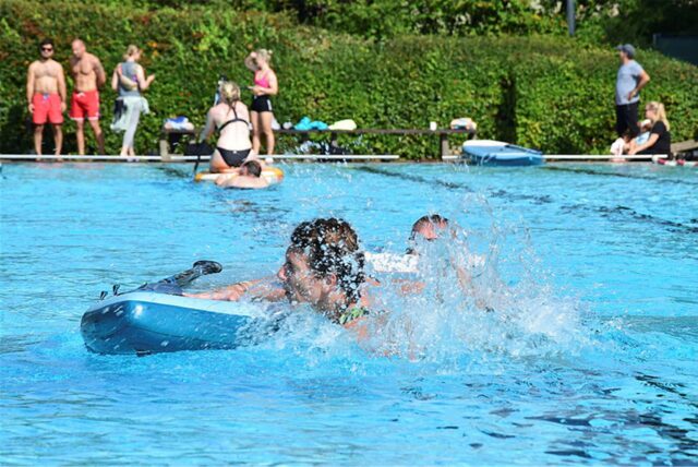 Besucher des Freibads Sythen in Haltern schwimmen im Wasser