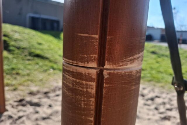 ein angesägter Mast auf einem Spielplatz