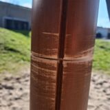ein angesägter Mast auf einem Spielplatz