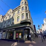 Dieses schmucke Wohn- und Gewerbe-Ensemble aus dem Jahr 1908 steht aktuell für 1,6 Millionen Euro zum Verkauf. Die Immobilie befindet sich an der Ecke Kunibertistraße/Kampstraße in der Altstadt von Recklinghausen.