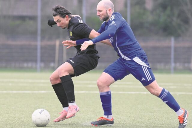 Nikola Crnogorac (FC 96 Recklinghausen, l.) im Zweikampf.