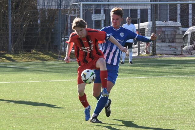 Im Zweikampf mit einem Hochlar-Spieler ist hier Lasse Rogalski (l.) von der DJK Sportfreunde Datteln.