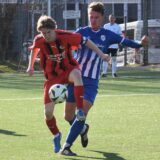 Im Zweikampf mit einem Hochlar-Spieler ist hier Lasse Rogalski (l.) von der DJK Sportfreunde Datteln.