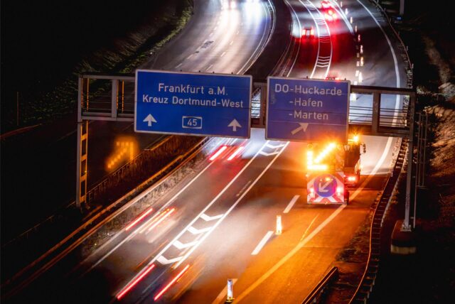In der Nacht brachte die Autobahn GmbH die schraffierten Flächen und durchgezogenen Linien auf die Fahrbahn am Hafen-Kreuz auf.