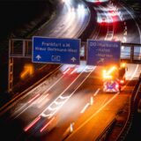 In der Nacht brachte die Autobahn GmbH die schraffierten Flächen und durchgezogenen Linien auf die Fahrbahn am Hafen-Kreuz auf.