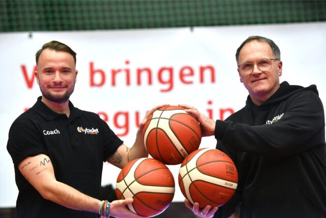 Basketball, 15. März 2025, Vestische Arena. Sportdirektor Georg Kleine (rechts) stellt den neuen Trainer für die kommende Saison bei Citybasket Recklinghausen vor, Cedric Hüsken.