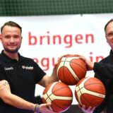 Basketball, 15. März 2025, Vestische Arena. Sportdirektor Georg Kleine (rechts) stellt den neuen Trainer für die kommende Saison bei Citybasket Recklinghausen vor, Cedric Hüsken.