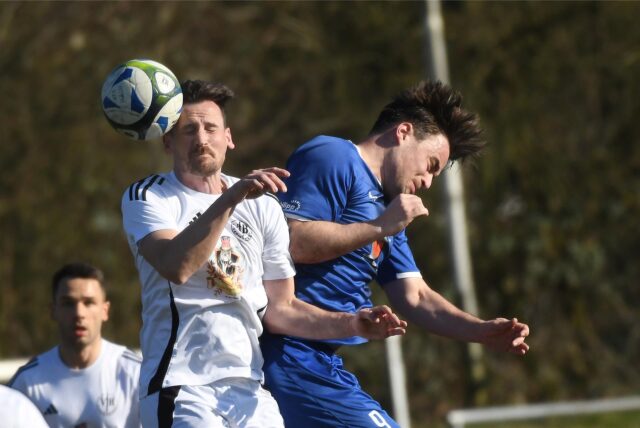 Der VfB Habinghorst (weißes Trikot) kam gegen die Spvg Horsthausen II nicht über ein 1:1 hinaus.
